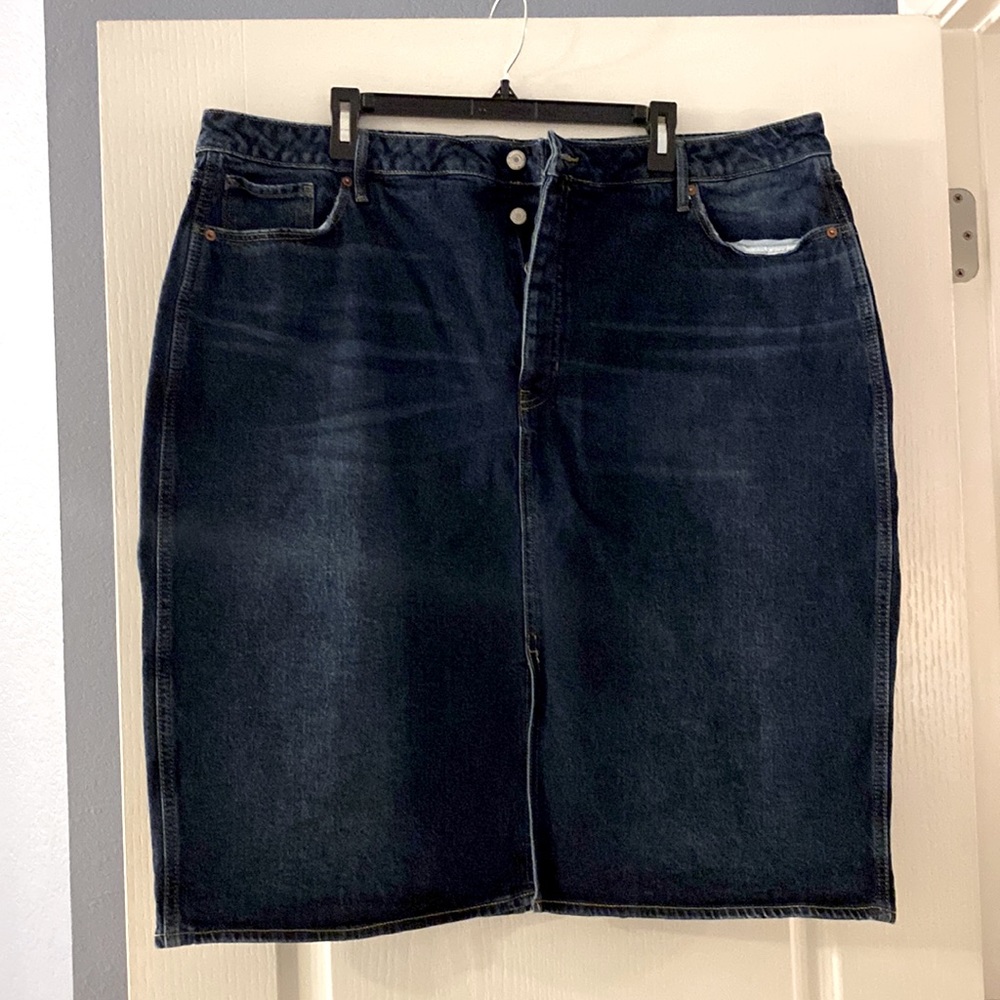 Old Navy denim skirt. Size 22. Front slit.  Button up. Pockets.